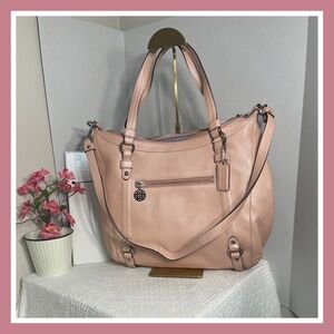 Coach  in Light Pink Pebble purse 
Stylish and great‎ for everyday!!
